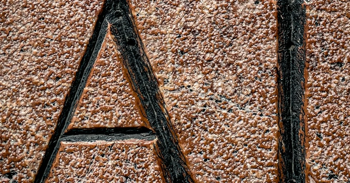 Do AI Images Cost Niche Blogs More Than Stock Subscriptions?